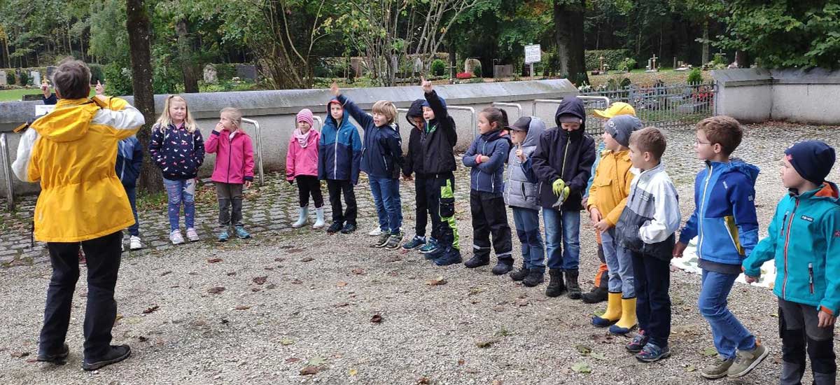 Outdoorunterricht der 2. Klassen zum Thema Hecke