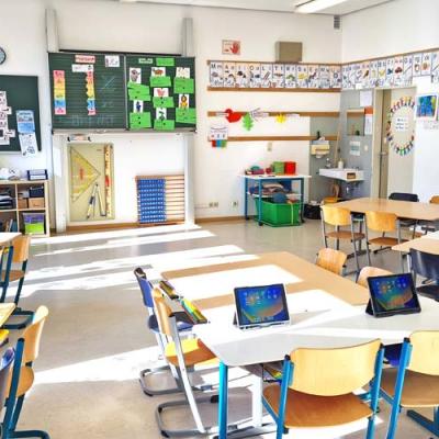 Rundgang 800x500px Klassenzimmer Grundschule