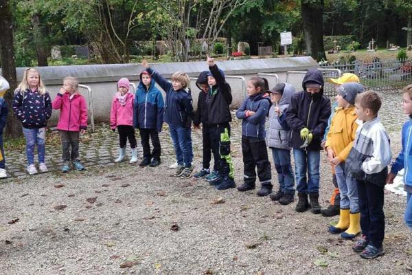 Outdoorunterricht der 2. Klassen zum Thema Hecke